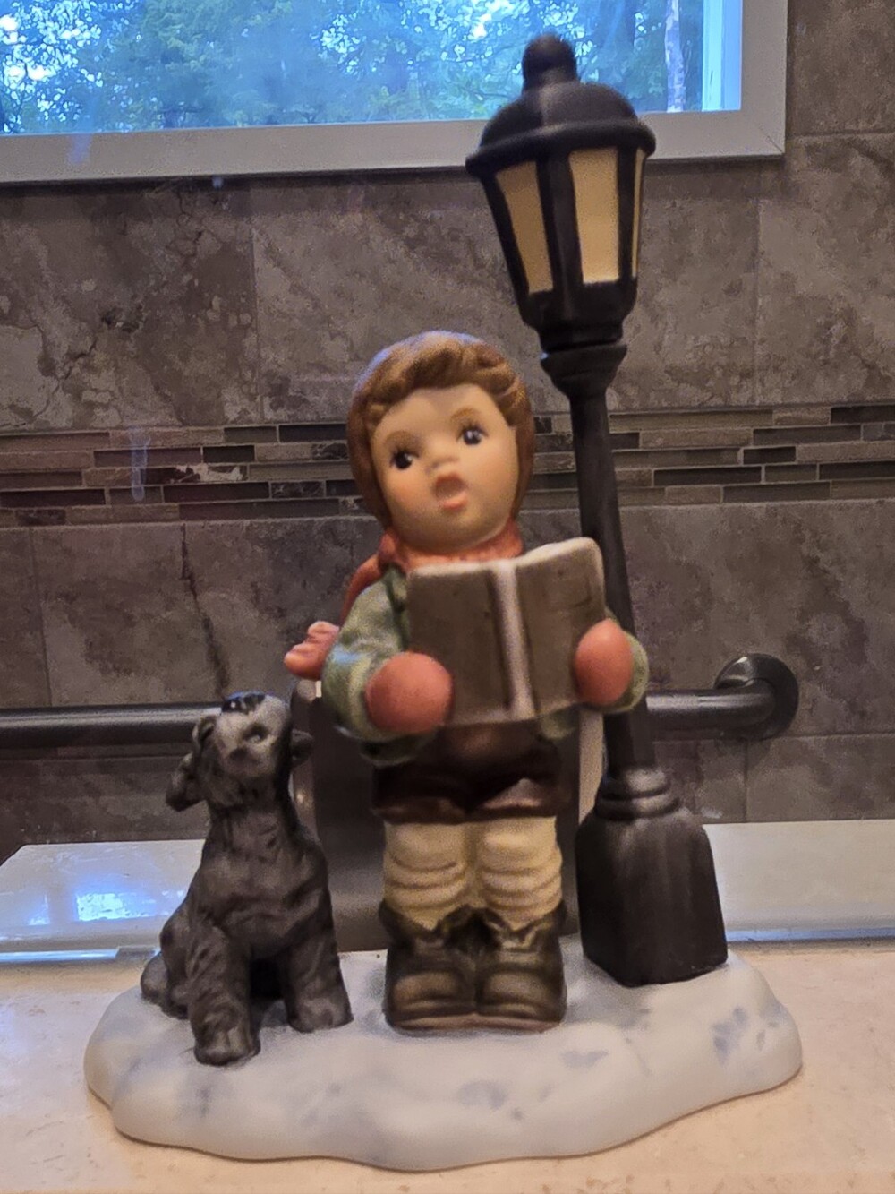 2004 Berta Hummel CAROLING THROUGH THE NIGHT BH 275 Goebel Figurine 5."